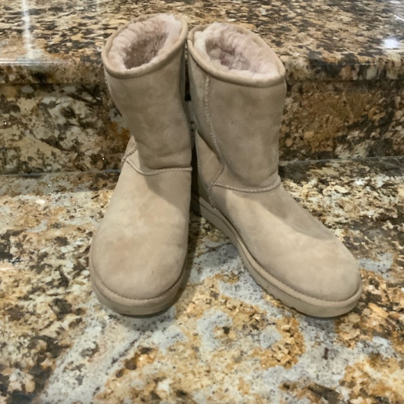 ❤️❤️UGG Women's Classic Short uggs (sand❤️❤️ - Picture 4 of 6